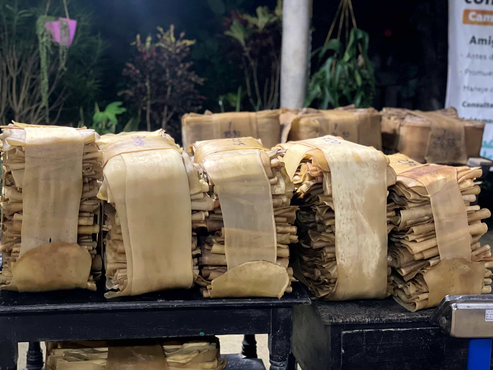 Fardos de láminas de caucho natural listos para la venta