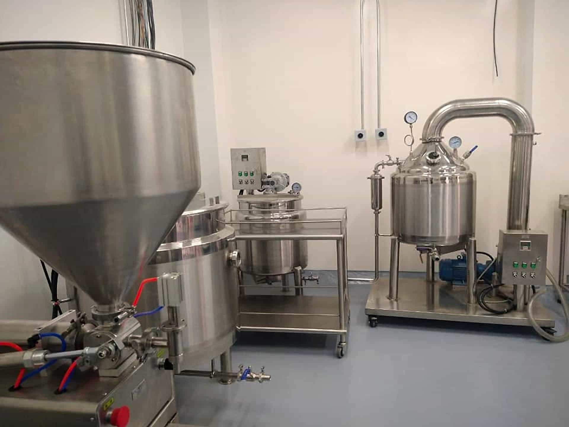 Equipos de acero inoxidable para procesar y envasar miel en el Centro Apícola Skambra