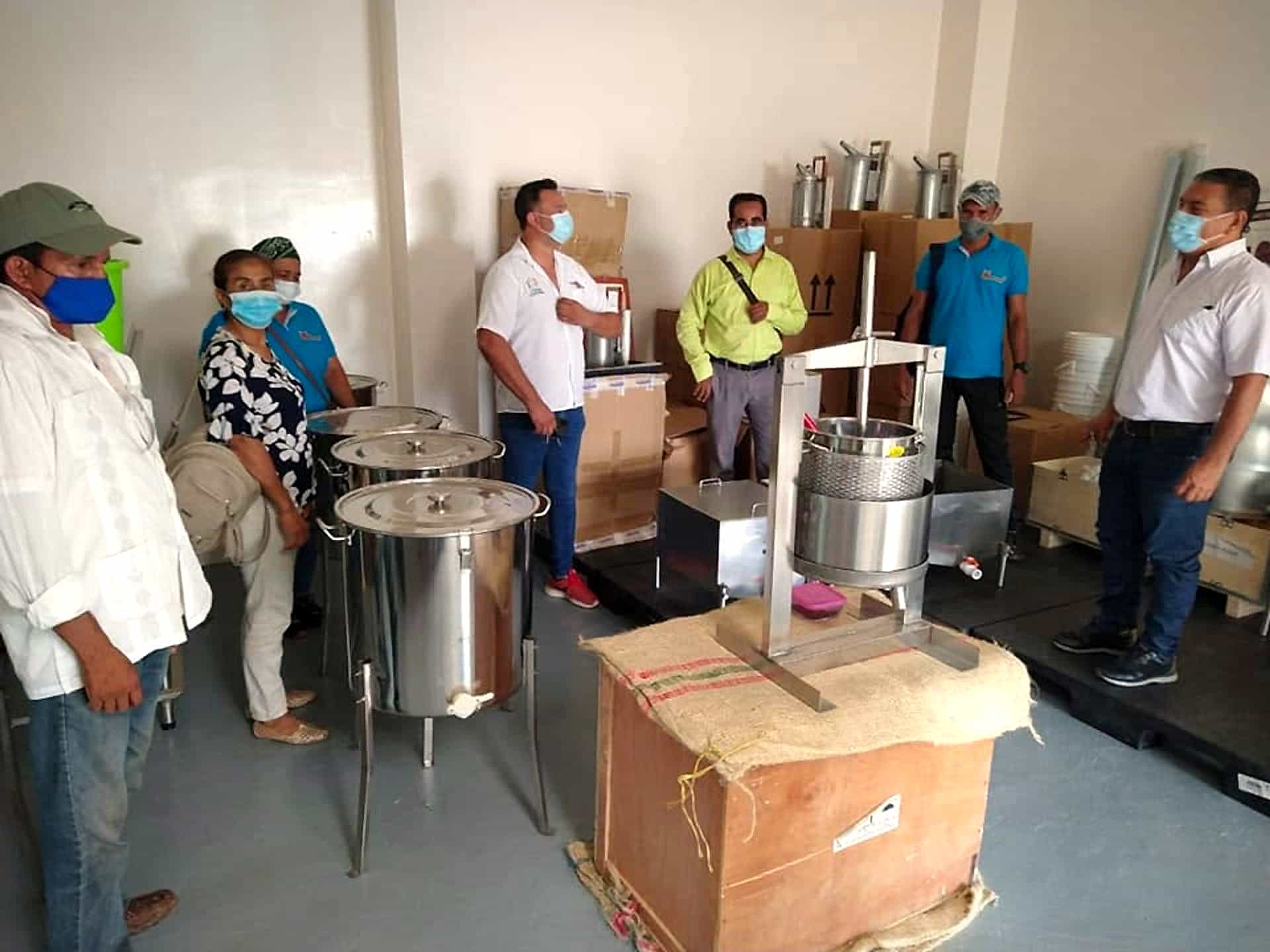 Equipo de la fundación presenta los equipos de extracción a productores apícolas