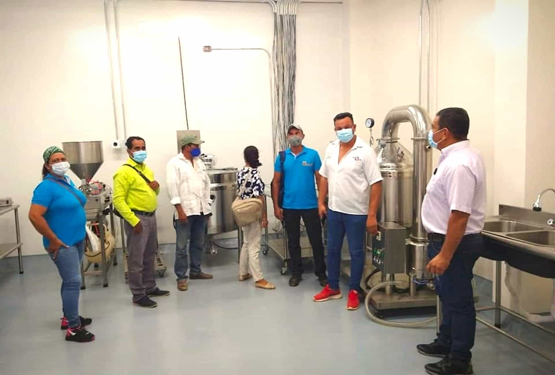 Visita de productores a la sala de proceso con el equipo de concentración de miel