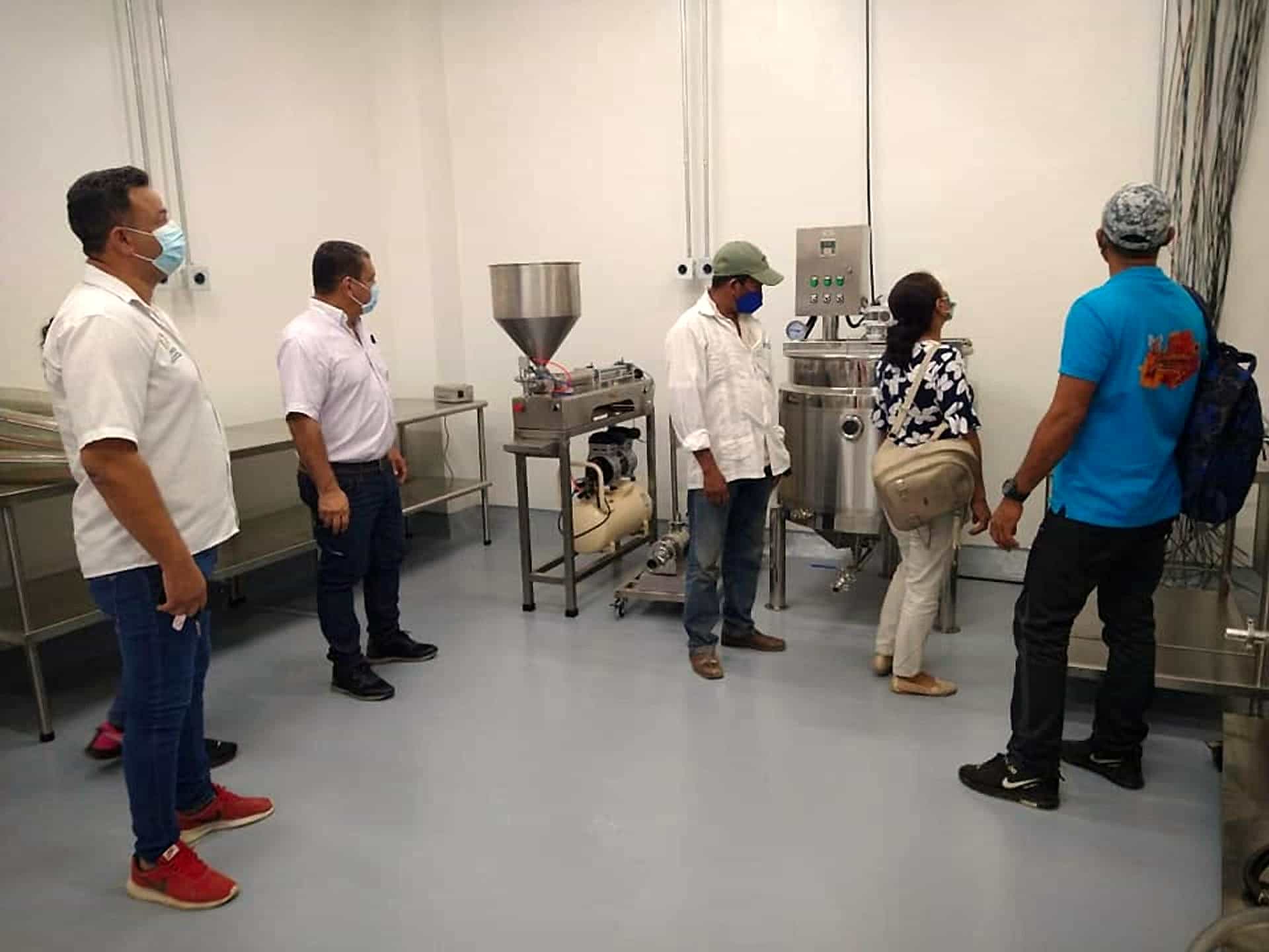 Productores y equipo de la fundación recorren la planta junto a la envasadora