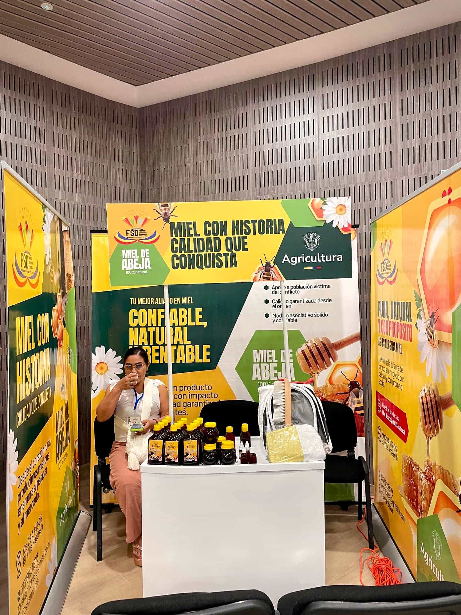 Stand de la Fundación Skambra con miel de abeja en una feria de negocios