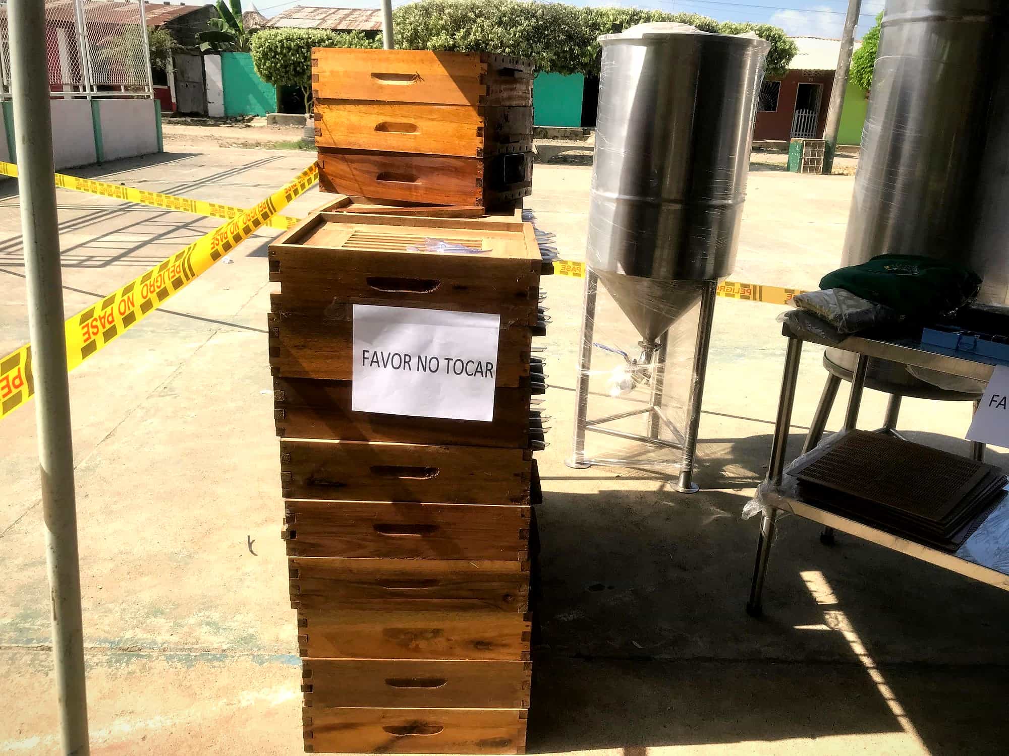 Alzas de madera y decantador de acero inoxidable para apicultura