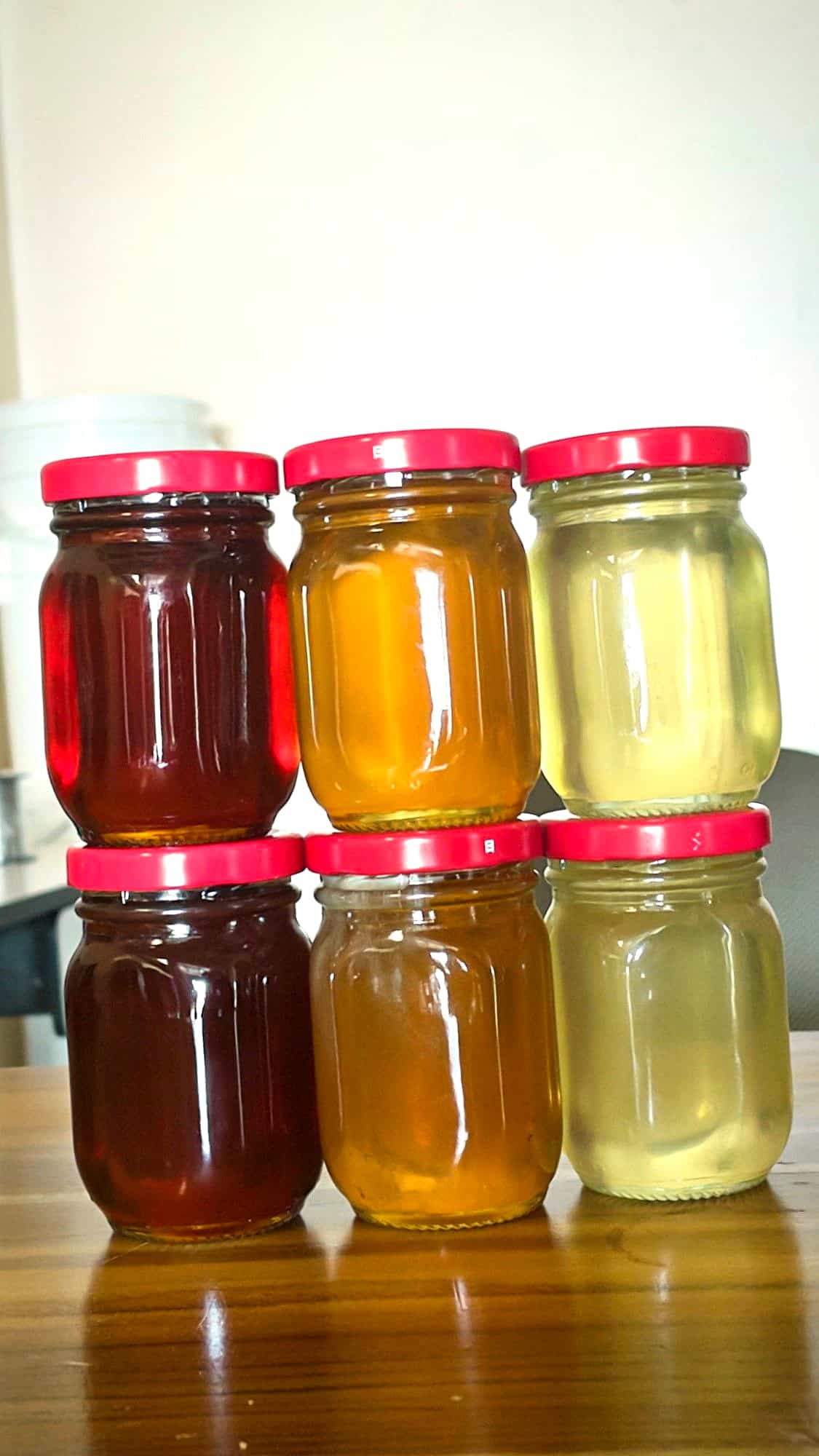 Frascos de miel de distintos tonos, del ámbar oscuro al claro